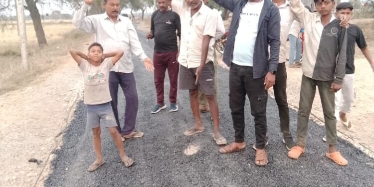 सड़क निर्माण में मानक की अनदेखी का आरोप, लोगों ने किया प्रदर्शन।।