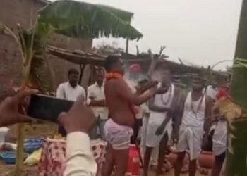 ट्रांसफार्मर बदले जाने को लेकर ग्रामीणों ने किया प्रदर्शन।