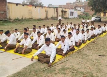 चैत्र शुक्ल प्रतिपदा एवं हिंदू नववर्ष पर राष्ट्रीय स्वयंसेवक संघ के द्वारा कस्बे में निकाला विशाल पथ संचलन।