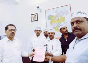 आजाद अधिकार सेना के बैनर तले पुलिस हिरासत में मौत के मामले में जिलाध्यक्ष शोभित सिंह के नेतृत्व में राज्यपाल के नाम डीएम को दिया गया ज्ञापन।