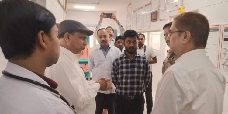 एस एन सी यू सेंटर का फीता काटकर डीएम ने किया शुभारम्भ।