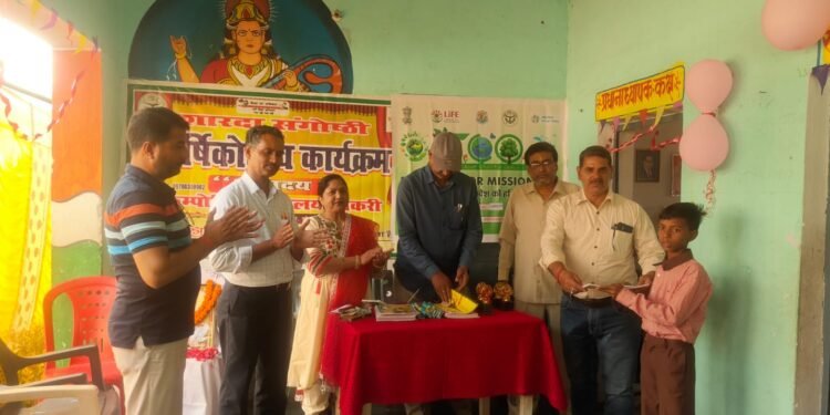 कंपोजिट विद्यालय पकरी में शनिवार को वार्षिकोत्सव कार्यक्रम धूम धाम से मनाया गया।