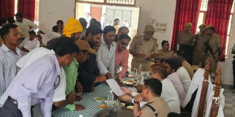 दुद्धी तहसील मुख्यालय पर पत्रकार भवन के लिए जिलाधिकारी सोनभद्र को पत्रकारों ने सौपा ज्ञापन।