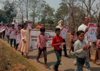 संचारी रोग नियंत्रण हेतु स्कूली बच्चों द्वारा निकाली गई जागरूकता रैली।