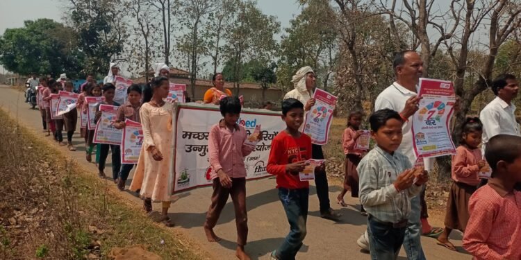 संचारी रोग नियंत्रण हेतु स्कूली बच्चों द्वारा निकाली गई जागरूकता रैली।