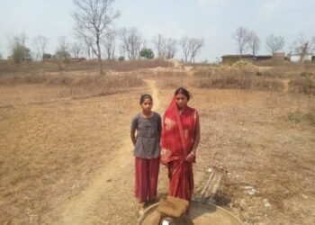 हैंडपम्प मरम्मत की हुयी मांग तो प्रधानपति नें हैंडपम्प उखड़वाया।