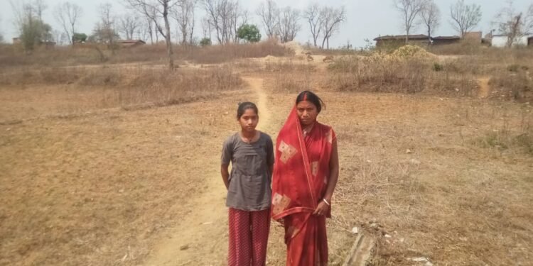 हैंडपम्प मरम्मत की हुयी मांग तो प्रधानपति नें हैंडपम्प उखड़वाया।