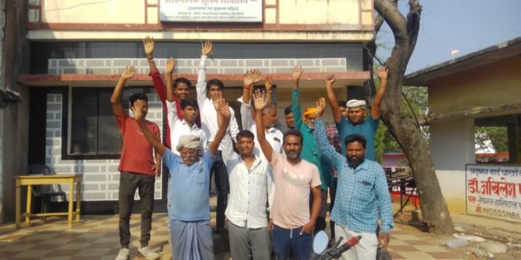 सार्वजनिक शौचालय में वसूला जा रहा है रुपया, स्थानीय लोगों ने किया प्रदर्शन।