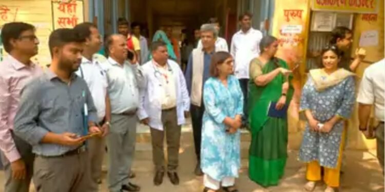 BMGF टीम ने किया सीएचसी घोरावल का औचक निरीक्षण: कर आयुष्मान आरोग्य मंदिर का भी दौरा किया।