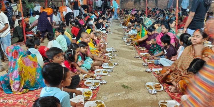 डीवहार बाबा जय बजरंग अखाड़ा समिति रामनगर में विशाल भंडारे का हुआ आयोजन।