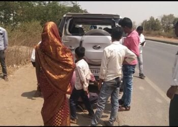 टीयूवी कार अनियंत्रित होकर विद्युत पोल में टकरा गई, बाल बाल बचे सवार।