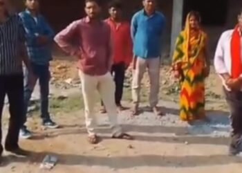 जमीन से महज 7 फीट ऊपर बिजली के नंगे तार, विभाग की इस लापरवाही से हो सकता है। बड़ा हादसा।