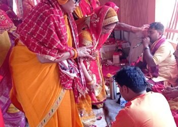 अग्नि मंथन के जरिए निकली ज्वाला से हवन कुंड में लगी आग, दी गई आहुति-विराट रुद्र महायज्ञ में श्रद्धालुओं ने की यज्ञ मंडप की परिक्रमा।