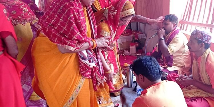 अग्नि मंथन के जरिए निकली ज्वाला से हवन कुंड में लगी आग, दी गई आहुति-विराट रुद्र महायज्ञ में श्रद्धालुओं ने की यज्ञ मंडप की परिक्रमा।