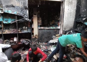 संदिग्ध परिस्थितियों में आग लगने से दुकान एवं घर का सारा सामान जलकर खाक।