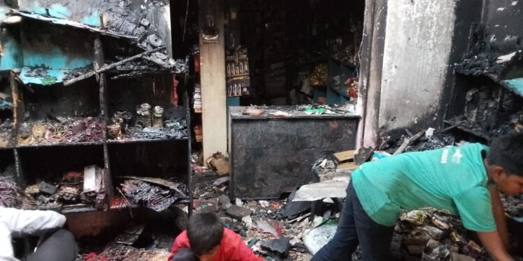 संदिग्ध परिस्थितियों में आग लगने से दुकान एवं घर का सारा सामान जलकर खाक।