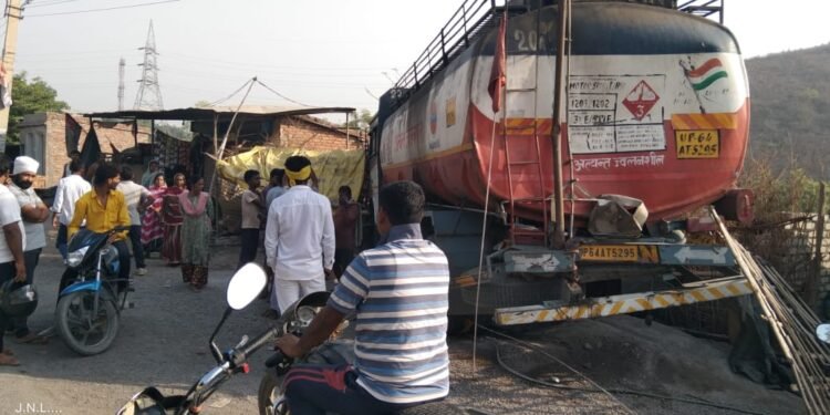 अनियंत्रित टैंकर मकान से टकराई , तीन मासूम सहित पांच लोग घायल