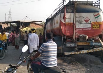 अनियंत्रित टैंकर मकान से टकराई , तीन मासूम सहित पांच लोग घायल।