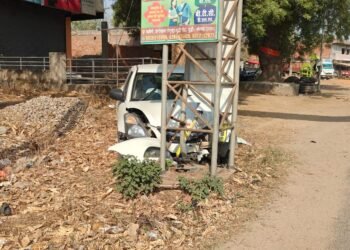 वैवाहिक कार्यक्रम से लौट रहे कार सवार दंपति हुए दुर्घटना का शिकार।