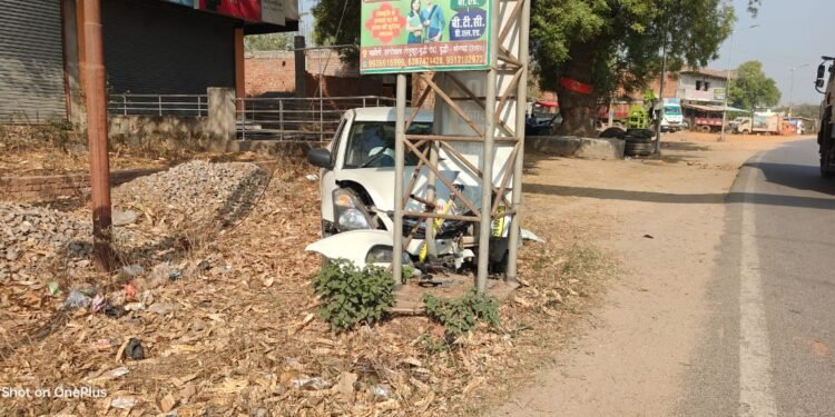 वैवाहिक कार्यक्रम से लौट रहे कार सवार दंपति हुए दुर्घटना का शिकार।