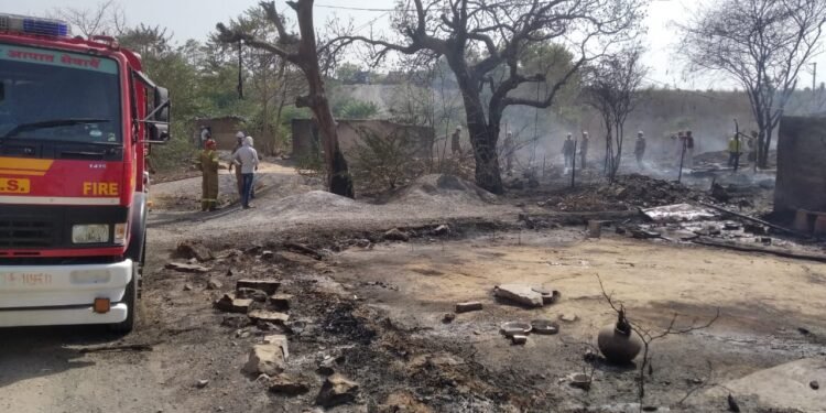 प्रचंड गर्मी में अज्ञात कारणों से झुग्गी झोपड़ियों में लगी आग।