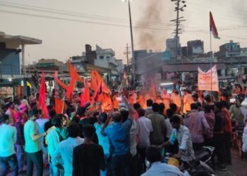 हिन्दू संगठनों ने पाकिस्तानी पीएम का पुतला फूंक आतंकवाद का किया जबरदस्त विरोध।