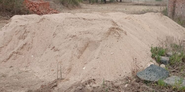 अवैध खनन जोरो पर,जरहा रेंज में नदियों और पहाड़ियों से रात में निकाला जा रहा बालू।।