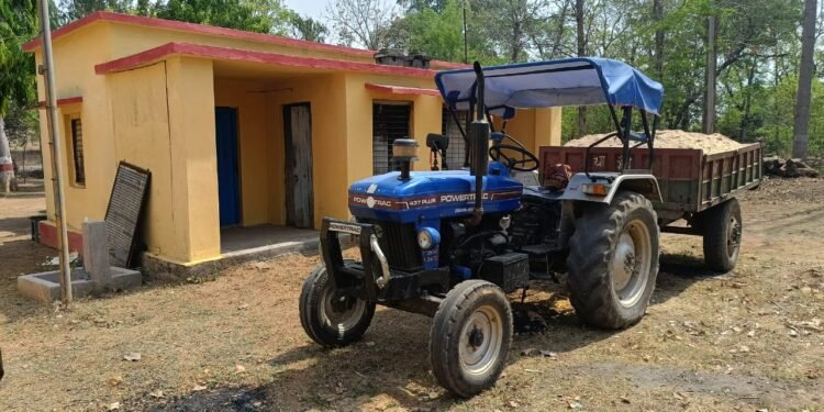 प्रवर्तन दल टीम ने बालू लोड ट्रैक्टर पकड़ा रेंज परिसर में सीज खनन माफियाओं में हड़कम्प।