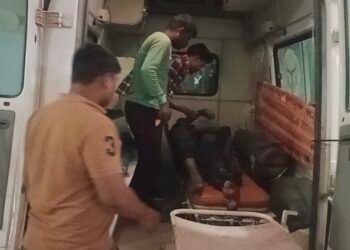 बाइक सवार युवकों को अज्ञात वाहन ने मारी टक्कर।