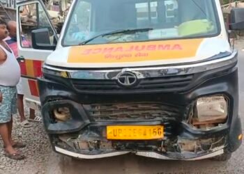 दरवाजे पर खड़ी निजी स्विफ्ट डिजायर कार में अनियंत्रित एम्बुलेंस ने मारी टक्कर।