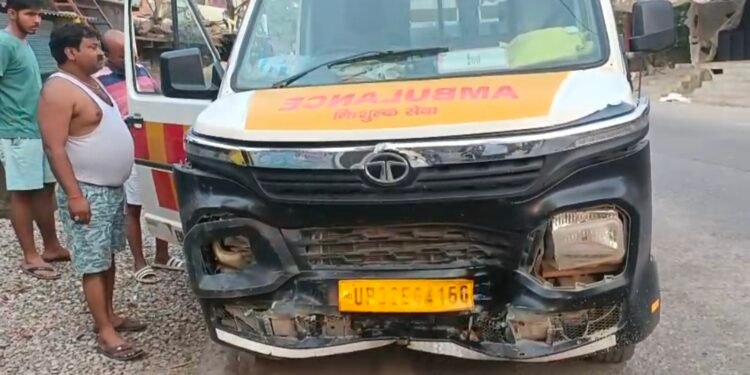 दरवाजे पर खड़ी निजी स्विफ्ट डिजायर कार में अनियंत्रित एम्बुलेंस ने मारी टक्कर।