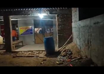 नियमों की अनदेखी कर धड़ल्ले से खोली जा रही शराब की दुकानें।