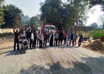 भीषण गर्मी में बिलबिलाए ग्रामीणों ने बिजली के लिए सड़क पर उतर कर किया प्रदर्शन।।