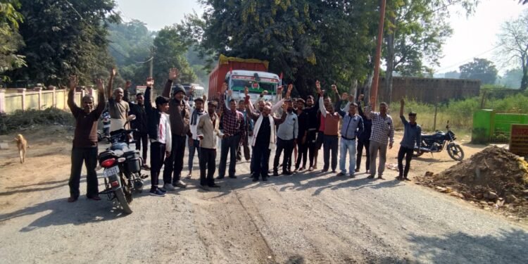 भीषण गर्मी में बिलबिलाए ग्रामीणों ने बिजली के लिए सड़क पर उतर कर किया प्रदर्शन।।