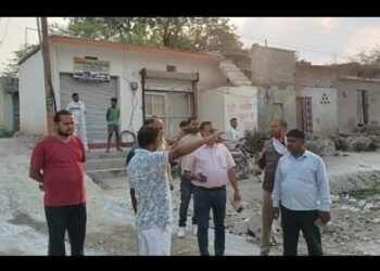 हैवी ब्लास्टिंग से मकानो में पड़ रहे दरार को लेकर खनन विभाग की टीम ने कई मकानो का निरीक्षण कर हकीकत को जाना।