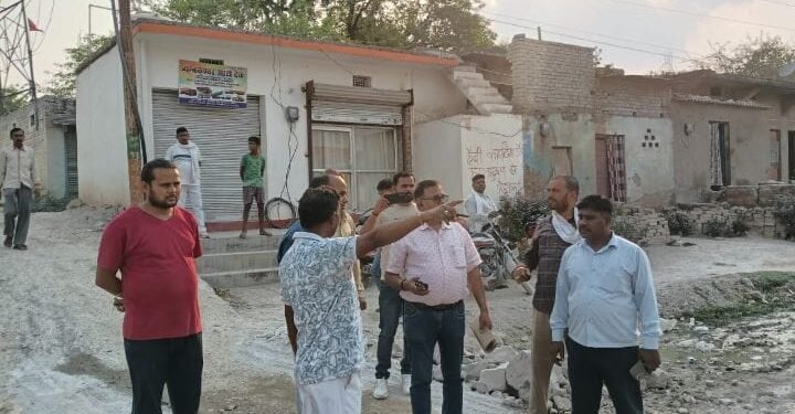 हैवी ब्लास्टिंग से मकानो में पड़ रहे दरार को लेकर खनन विभाग की टीम ने कई मकानो का निरीक्षण कर हकीकत को जाना।