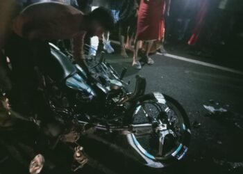 अनियंत्रित मोटरसाइकिल सवार ने खड़ी ट्रेक्टर टॉली में मारी टक्कर ,एक कि मौत, दूसरा स्थिति नाजुक।