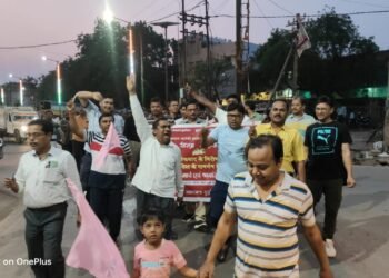 शिक्षकों ने पहलगाम में मारे गए पर्यटकों को दी श्रद्धांजलि, निकाला कैडल मार्च।