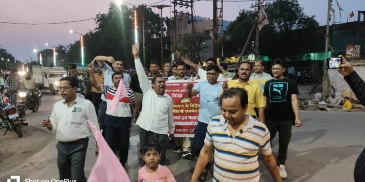 शिक्षकों ने पहलगाम में मारे गए पर्यटकों को दी श्रद्धांजलि, निकाला कैडल मार्च।