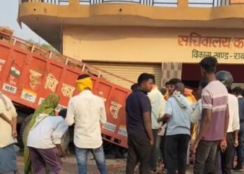 ईंट लदी ट्रेक्टर में ट्रक ने मारी टक्कर एक कि मौत 3 घायल।