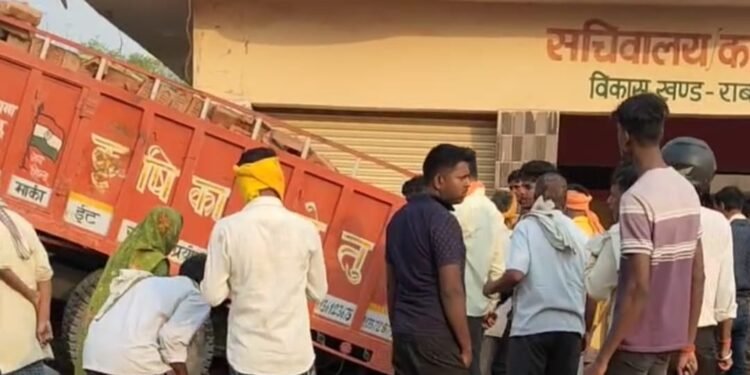 ईंट लदी ट्रेक्टर में ट्रक ने मारी टक्कर एक कि मौत 3 घायल।