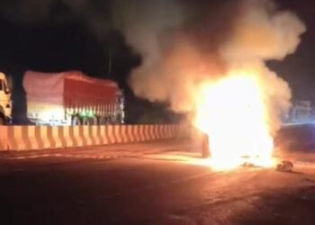 खड़े ट्रक से टकराने के बाद कार बनी आग का गोला।