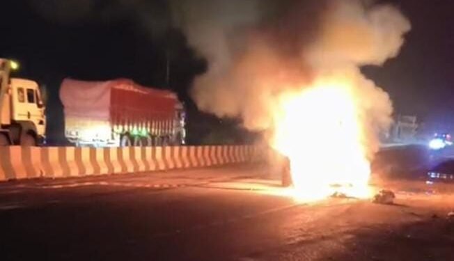 खड़े ट्रक से टकराने के बाद कार बनी आग का गोला।