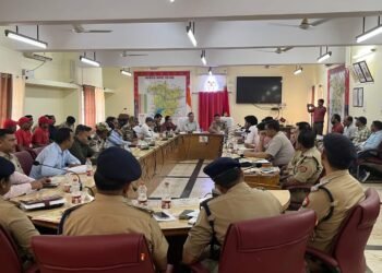 सोनभद्र में मॉक ड्रिल को लेकर जिलाधिकारी व पुलिस अधीक्षक ने की समीक्षा बैठक।