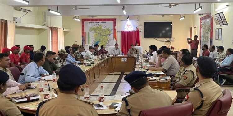 सोनभद्र में मॉक ड्रिल को लेकर जिलाधिकारी व पुलिस अधीक्षक ने की समीक्षा बैठक।