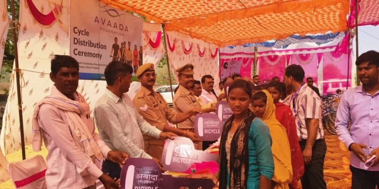 सोनभद्र में ‘आशा की साइकिल’: अवादा फाउंडेशन ने 150 आदिवासी छात्रों को दी नई उड़ान।