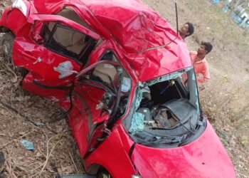 तेज रफ्तार अनियंत्रित होकर पेड़ से टकराई एक कि मौत, तीन घायल।