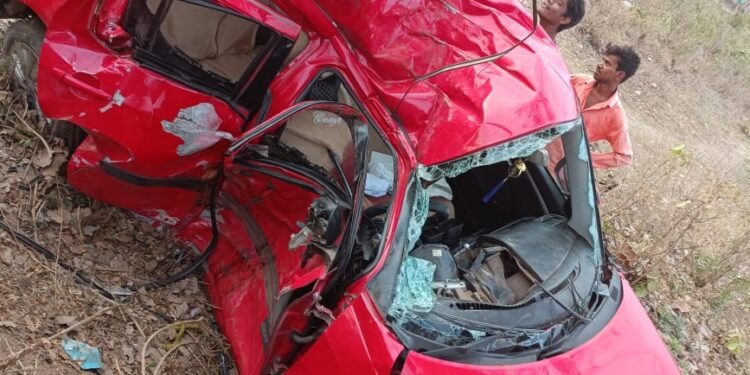 तेज रफ्तार अनियंत्रित होकर पेड़ से टकराई एक कि मौत, तीन घायल।