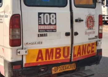 खड़े ट्रक से टकराई, ईएमटी की मौत, चालक जख्मी।।