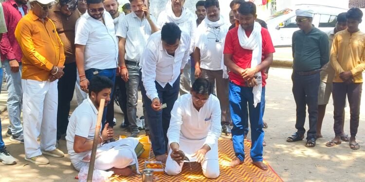 चेयरमैन ने सड़क और नाली निर्माण कार्य का किया शिलान्यास।